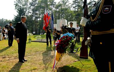 Predsednik republike dr. Danilo Türk je položil venec k obeležju v mariborskem Parku spominov (foto: Stanko Gruden/STA)