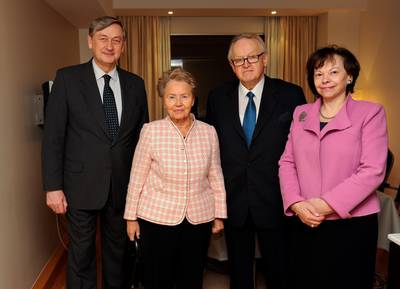 Predsednik Republike Slovenije dr. Danilo Türk in soproga Barbara Miklič Türk sta se srečala z nekdanjim predsednikom Republike Finske Marttijem Ahtisaarijem in soprogo Eevo Ahtisaari (foto: Nebojša Tejić/STA)
