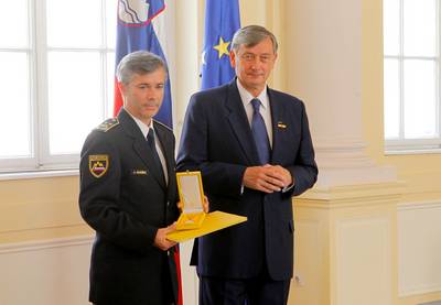 Predsednik republike dr. Danilo Türk je z Zlatim redom za zasluge odlikoval Policijo Republike Slovenije (foto: Daniel Novakovič/STA)