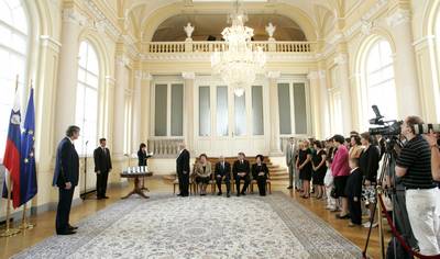 Predsednik republike dr. Danilo Türk je z Redom za zasluge odlikoval dr. Jolando Jezernik Leskovšek, dr. Marjana Pajntarja, mag. Venčeslava Pišota, Rasto Radešček Rakar dr. Vita Vrbiča (foto: Tina Kosec/STA)