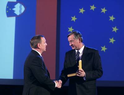 Predsednik republike dr. Danilo Türk je v odlikoval družbo Krka, tovarna zdravil, d.d., Novo mesto, z Zlatim redom za zasluge (foto: Tina Kosec/STA)