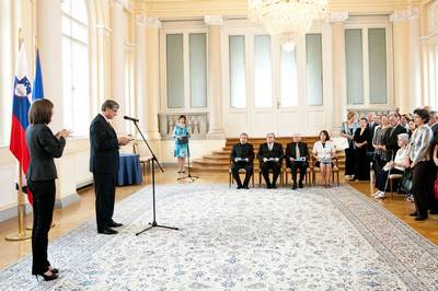 Predsednik republike dr. Danilo Türk je z Redom za zasluge odlikoval Karla Destovnika, Valentina Kralja, Janeza Mejača in Zvezo društev gluhih in naglušnih Slovenije (foto: Stanko Gruden/STA)