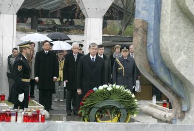 Predsednik Republike Slovenije dr. Danilo Türk je položil venec k Pomniku padlim v vojni za Slovenijo '91 na ljubljanskem Pokopališču Žale (foto: Tina Kosec/STA)