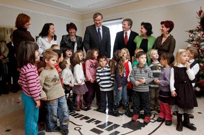 Predsednik republike dr. Danilo Türk se je srečal z otroki iz Vrtca Radovljica in si ogledal novoletno smrečico, ki so jo okrasili otroci (foto: Stanko Gruden/STA)
