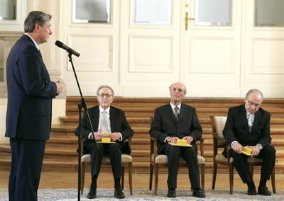 Predsednik republike dr. Danilo Türk je z Zlatim redom za zasluge odlikoval Saša Vugo, dr. Marka Kosa in dr. Branka Berčiča (foto: Tina Kosec/STA)
