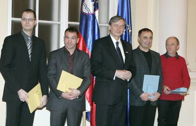 Predsednik republike dr. Danilo Türk je z Zlatim redom za zasluge odlikoval boksarja Dejana Zavca in Društvo za raziskovanje jam Ljubljana, z Redom za zasluge pa je odlikoval alpinista Silva Kara in Franca Kneza (foto: Tina Kosec/STA)