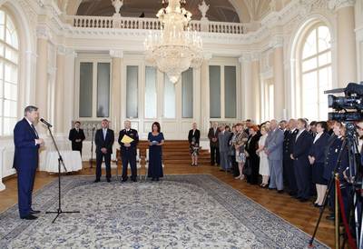 Predsednik republike dr. Danilo Türk je z Zlatim redom za zasluge odlikoval Gorsko reševalno zvezo Slovenije in Ernesta Eöryja, z Redom za zasluge pa je odlikoval Anito Ogulin (foto: Tina Kosec/STA)