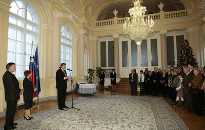Predsednik republike dr. Danilo Türk je z Zlatim redom za zasluge odlikoval dr. Spomenko Hribar in akad. prof. dr. Valentina Hribarja (FA BOBO)