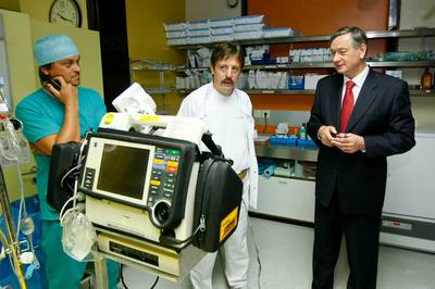 Predsednik republike dr. Danilo Türk je obiskal Univerzitetni klinični center Ljubljana, kjer si je ogledal urgentno travmatološko ambulanto, internistično prvo pomoč in enoti za intenzivno interno medicino (foto: Stanko Gruden/STA)
