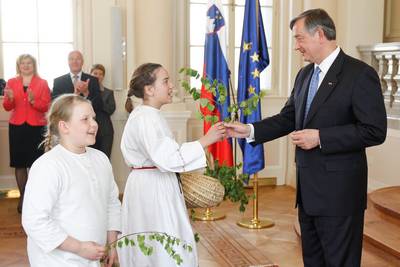 Predsednik republike dr. Danilo Türk je tradicionalno sprejel Zelenega Jurija ter glasbenike in plesalce iz Bele Krajine in sosednje Hrvaške (foto: Stanko Gruden/STA)
