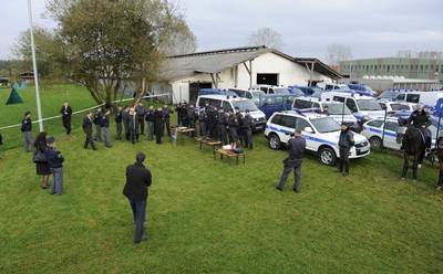 Predsednik republike dr. Danilo Türk si je ogledal predstavitev dela in opreme Posebne policijske enote in Oddelka za šolanje službenih psov v Policijski akademiji (foto: Nebojša Tejić/STA)