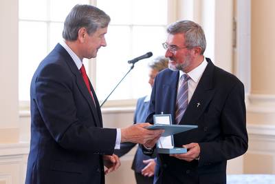 Predsednik republike dr. Danilo Türk je z Redom za zasluge odlikoval patra Cirila Božiča (foto: Stanko Gruden/STA)