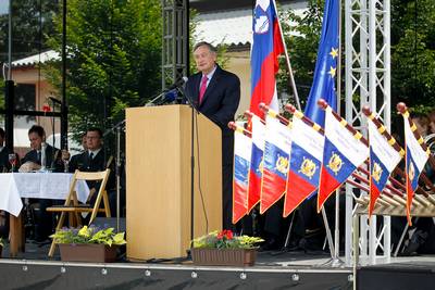 Predsednik republike in vrhovni poveljnik obrambnih sil dr. Danilo Türk se je udeležil slovesnosti ob podelitvi spominskih znakov enotam 55. območnega štaba teritorialne obrambe Domžale (foto: Stanko Gruden/STA)