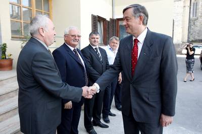 Predsednik republike dr. Danilo Türk se je srečal z župan Občine Šentrupert Rupertom Goletom, županom Občine Mirna Dušanom Skerbišem in županom Občine Mokronog-Trebelno Antonom Mavrom (foto: Stanko Gruden/STA)