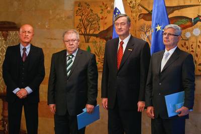 Predsednik republike dr. Danilo Türk je z Redom za zasluge odlikoval dr. Franca Hebra, Boruta Simona Pogačnika in dr. Nada Vodopijo (foto: Stanko Gruden/STA)