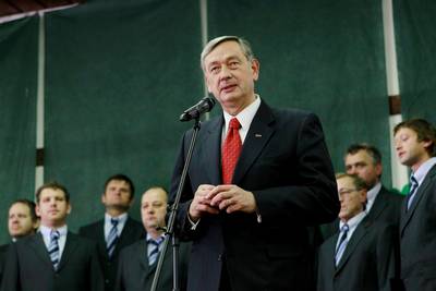 Predsednik republike dr. Danilo Türk se je udeležil slovesnosti "Dan spomina" v spomin na 23. oktober 1943, ko je bil okupator pregnan iz Žirov in so bile Žiri kot eden prvih večjih krajev na Gorenjskem osvobojene (foto: Daniel Novakovič/STA)