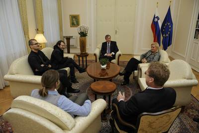 Predsednik republike dr. Danilo Türk je sprejel slovenske predstavnike gibanja Movember, ki na svetovni ravni opozarja in informira o moških boleznih, med katerimi je posebej izpostavljen rak prostate (foto: Nebojša Tejić/STA)