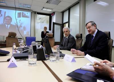 Predsednik republike dr. Danilo Türk se je s pomočjo videokonference pogovarjal s predstavnikom slovenske policije v Nadzorni misiji Evropske unije (European Union Monitoring Mission) v Gruziji Matjažem Maroltom (foto: Tamino Petelinšek/STA)