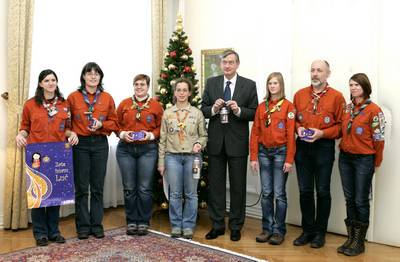 Predsednik republike dr. Danilo Türk je sprejel slovenske skavte in tabornike, ki so mu izročili plamen Luči miru iz Betlehema (foto: Tina Kosec/STA)