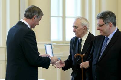 Predsednik republike dr. Danilo Türk je z Redom za zasluge odlikoval Jurija Gustinčiča (foto: Daniel Novakovič/STA)