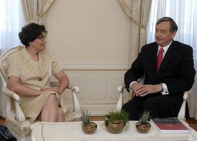 Varuhinja človekovih pravic dr. Zdenka Čebašek Travnik je predsedniku republike dr. Danilu Türku predala Letno poročilo Varuha človekovih pravic Republike Slovenije za leto 2009 (foto: Tamino Petelinšek/STA)