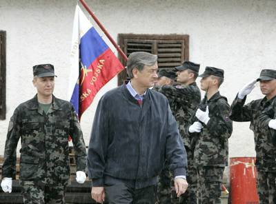 Predsednik republike in vrhovni poveljnik obrambnih sil dr. Danilo Türk si je ogledal usposabljanje pripadnikov 14. slovenskega kontingenta pred napotitvijo v mednarodno operacijo sil ISAF v Afganistanu (foto: Tina Kosec/STA)