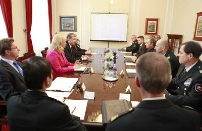 Minister za obrambo Aleš Hojs in načelnik Generalštaba Slovenske vojske brigadir Dobran Božič sta predsedniku republike in vrhovnemu poveljniku obrambnih sil dr. Danilu Türku predstavila letno poročilo o pripravljenosti Slovenske vojske (foto: Tina Kosec/STA)
