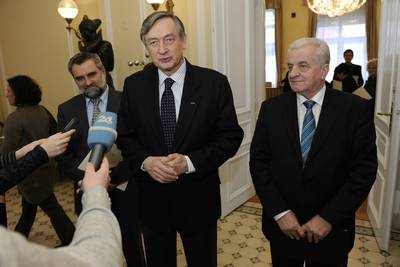 Predsednik dr. Danilo Türk je sprejel predstavnike Rdečega križa Slovenije, Slovenske karitas in Nacionalnega foruma humanitarnih organizacij Slovenije, s katerimi se je pogovarjal o aktivnostih na področju socialnih programov in humanitarnih dejavnosti (foto: Nebojša Tejić/STA)