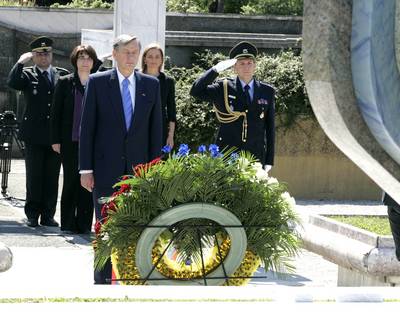 Predsednik republike dr. Danilo Türk je ob dnevu državnosti položil venec na Pomnik padlim v vojni za Slovenijo '91 (foto: Tina Kosec/STA)
