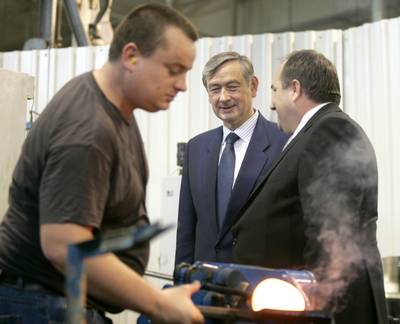 Predsednik republike dr. Danilo Türk si je ogledal proizvodnjo v družbi Steklarna Rogaška (foto: Tina Kosec/STA)