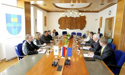 Predsednik republike dr. Danilo Türk je obiskal Trebnje, kjer se je srečal z županom Alojzijem Kastelicem in predstavniki Občine Trebnje (foto: Daniel Novakovič/STA)