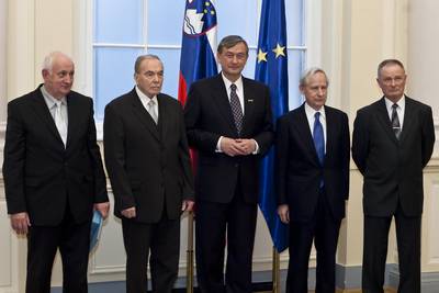Predsednik republike dr. Danilo Türk je z Redom za zasluge odlikoval dr. Jožeta Strausa, dr. Lojzeta Gostišo, mag. Andreja Košiča in Stojana Kerblerja (foto: Stanko Gruden/STA)