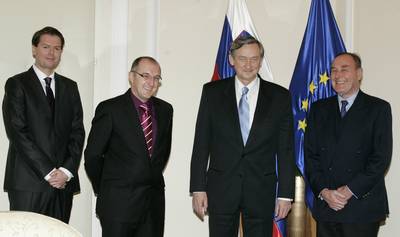 Predsednik republike dr. Danilo Türk je sprejel organizatorje oktobrske poslovne konference FDI Summit 2010, namenjene vprašanju tujih investicij v Sloveniji in v regiji, ki so mu predstavili zaključno poročilo in ugotovitve dvodnevne strokovne razprave (foto: Tina Kosec/STA)