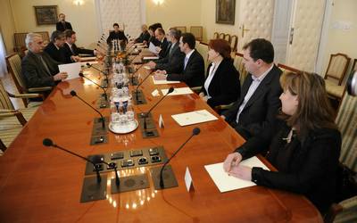 Predsednik dr. Danilo Türk je sprejel predstavnike Rdečega križa Slovenije, Slovenske karitas in Nacionalnega foruma humanitarnih organizacij Slovenije, s katerimi se je pogovarjal o aktivnostih na področju socialnih programov in humanitarnih dejavnosti (foto: Nebojša Tejić/STA)