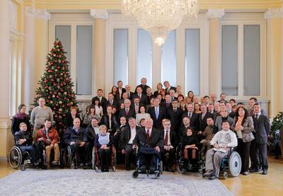 Predsednik Republike Slovenije dr. Danilo Türk, predsednik Državnega zbora Republike Slovenije dr. Pavel Gantar in predsednik Vlade Republike Slovenije Borut Pahor so ob svetovnem dnevu invalidov priredili sprejem za predstavnike invalidskih organizacij (foto: Daniel Novakovič/STA)
