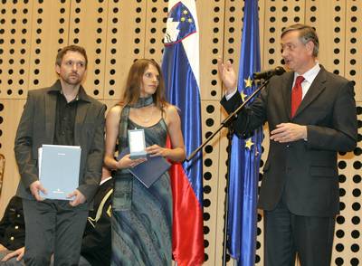 Predsednik republike dr. Danilo Türk je z Redom za zasluge odlikoval Društvo Ekologi brez meja za izvedbo največjega okoljevarstvenega projekta v zgodovini Slovenije "Očistimo Slovenijo v enem dnevu" (foto: Tina Kosec/STA)