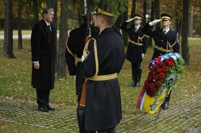Predsednik Republike Slovenije dr. Danilo Türk je položil venec k Spomeniku žrtvam povojnih pobojev iz leta 1945 na mariborskem pokopališču Dobrava na Teznem (foto: Nebojša Tejić/STA)