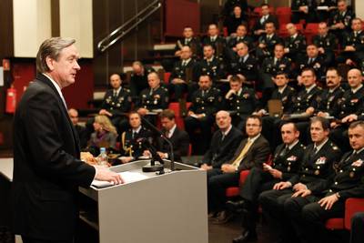 Predsednik republike in vrhovni poveljnik obrambnih sil dr. Danilo Türk je imel predavanje častniškemu zboru Slovenske vojske o aktualnih obrambnih vprašanjih (foto: Stanko Gruden/STA)
