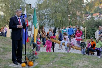 Predsednik republike dr. Danilo Türk in soproga Barbara Miklič Türk sta se udeležila prireditve "Vesela jesen" in odprtja otroškega igrišča, ki je bilo prenovljeno v okviru evropskega projekta PreNova mesta - ReNewTown (foto: Daniel Novakovič/STA)