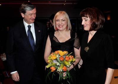 Predsednik republike dr. Danilo Türk je čestital filozofinji in sociologinji dr. Renati Salecl, ki je prejela priznanje Ona 365 za najuspešnejšo Slovenko (foto: Tamino Petelinšek/STA)