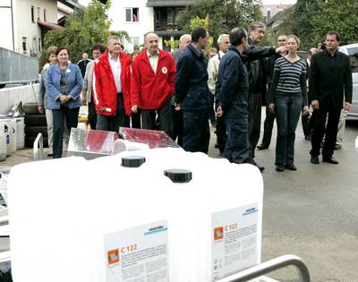 Predsednik republike dr. Danilo Türk je obiskal Občino Dobrepolje, kjer si je ogledal stanje na poplavljenih območjih in se seznanil s potekom aktivnosti za odpravo posledic poplav (foto: Tina Kosec/STA)