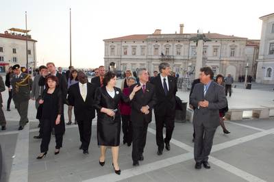 Predsednik Republike Slovenije dr. Danilo Türk s soprogo, zvezni predsednik Republike Avstrije dr. Heinz Fischer s soprogo ter župan Občine Piran Peter Bossman s soprogo so si ogledali središče Pirana (foto: Stanko Gruden/STA)
