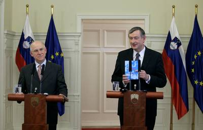 Predsednik Fiskalnega sveta dr. Marjan Senjur je predsedniku republike dr. Danilu Türku predal Letno poročilo Fiskalnega sveta 2010 (foto: Tina Kosec/STA)