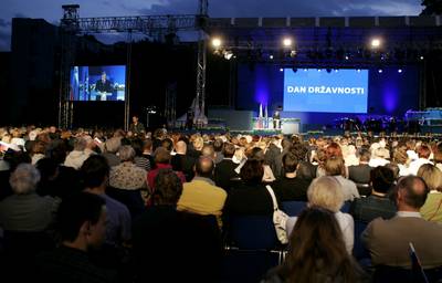 Predsednik Republike Slovenije se je udeležil osrednje počastitve dneva državnosti na Trgu republike v Ljubljani, kjer je nastopil kot slavnostni govornik (foto: Tina Kosec/STA)