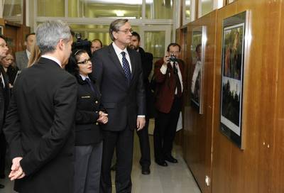 Predsednik republike dr. Danilo Türk si je ogledal tudi razstavo fotografij s počitniških aktivnosti romskih otrok (foto: Nebojša Tejić/STA)