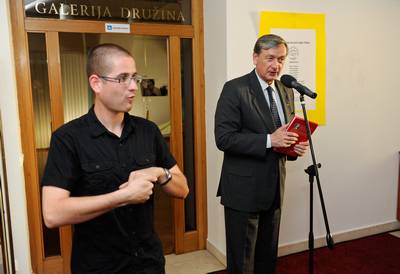 Predsednik republike dr. Danilo Türk se je udeležil odprtja likovne razstave članic in članov Društva gluhoslepih Slovenije Dlan z naslovom "Zvok tišine in svetloba teme" (foto: Nebojša Tejić/STA)
