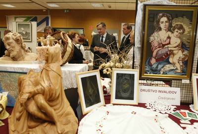Predsednik republike dr. Danilo Türk je odprl 4. razstavo ročnih in umetniških del društev invalidov Zveze delovnih invalidov Slovenije z mednarodno udeležbo (foto: Tina Kosec/STA)