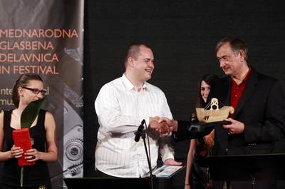 Predsednik republike dr. Danilo Türk je na zaključnem koncertu Festivala Jazzinty podelil nagrado jazzon live za najboljšo izvedbo jazzovske skladbe, ki jo je prejela skupina Črt Remic Trio (foto: Tina Kosec/STA)