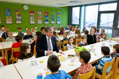 Predsednik republike dr. Danilo Türk je obiskal Osnovno šolo Polhov Gradec, kjer je sodeloval v projektu Tradicionalni slovenski zajtrk (foto: Stanko Gruden/STA)