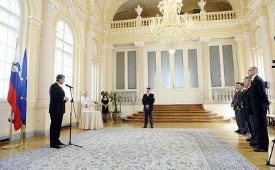 Predsednik republike dr. Danilo Türk je z Medaljo za hrabrost odlikoval policista Aleša Cesarja (FA BOBO)